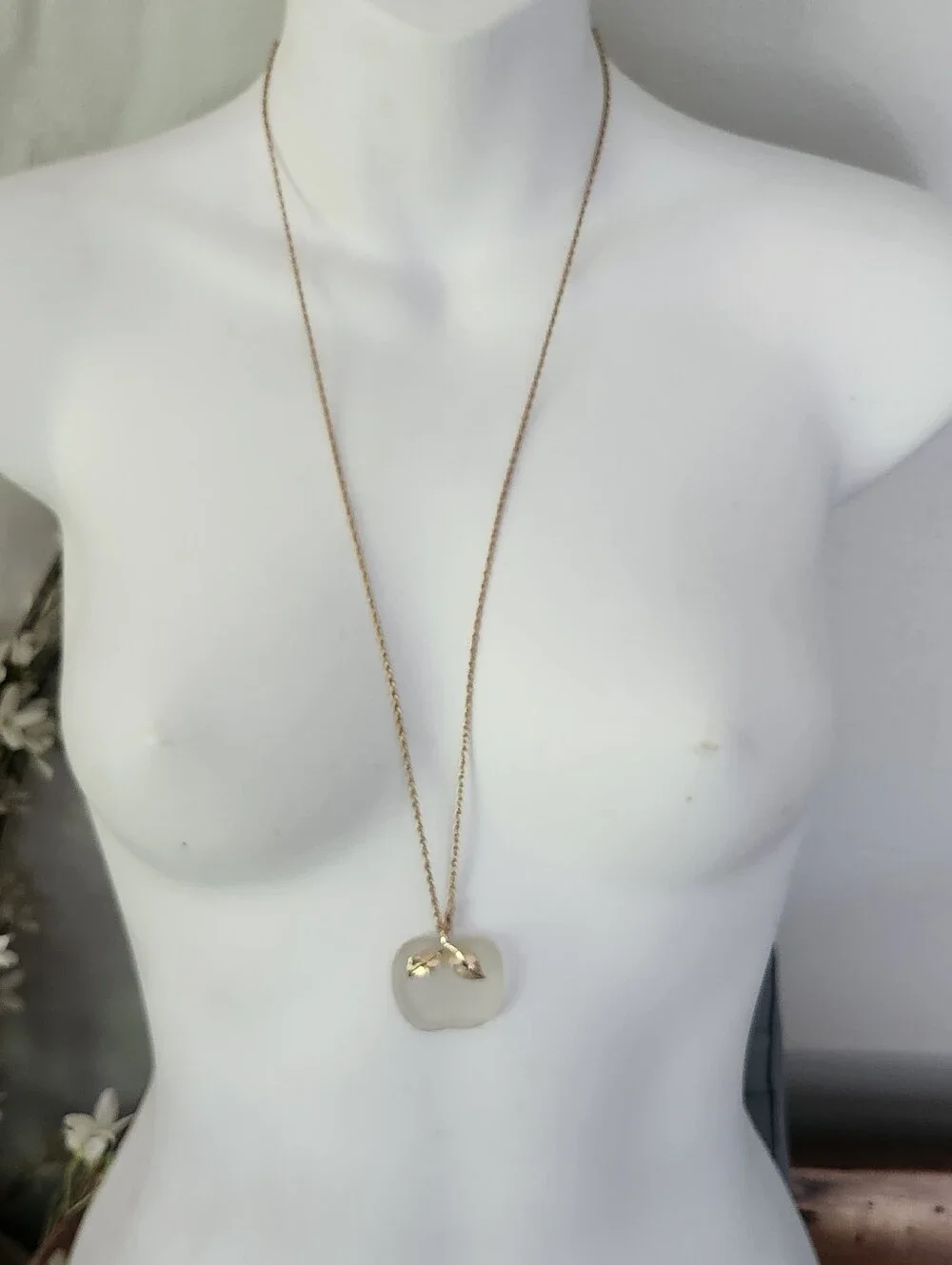 Vtg Avon Gold Tone Apple Pendant Necklace in Frosted White